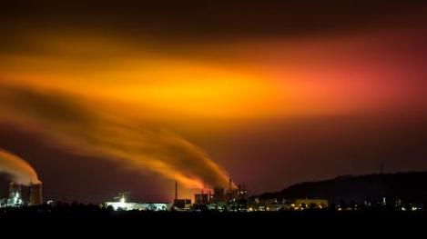 glühender Himmel über Grevenbroich (Foto: Stefan Kravetzke, via: http://www.rp-online.de/nrw/staedte/grevenbroich/tomaten-lampen-aus-grevenbroich-leuchten-bis-venlo-aid-1.5553590)
